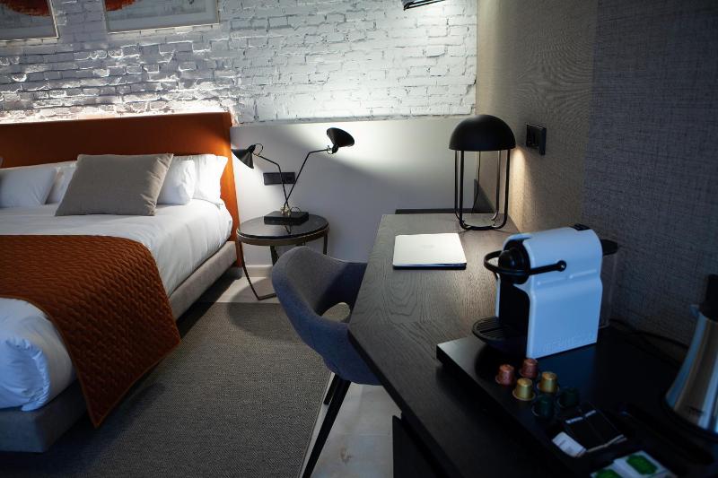 Deluxe Queen Room image 1