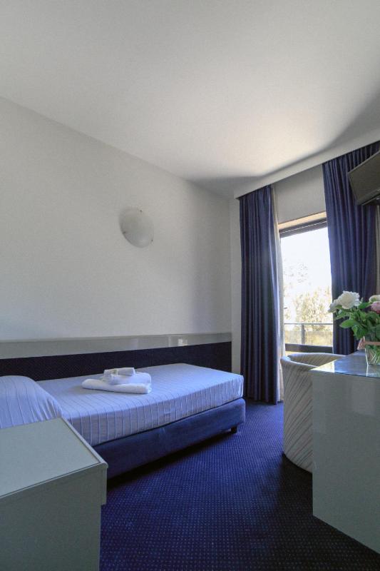 Club Hotel - image 10