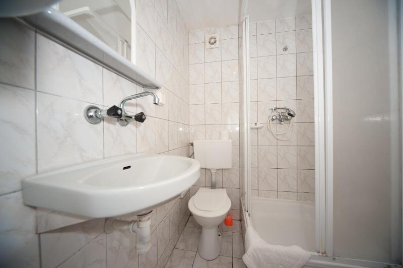 Quadruple Room with Private Bathroom image 2