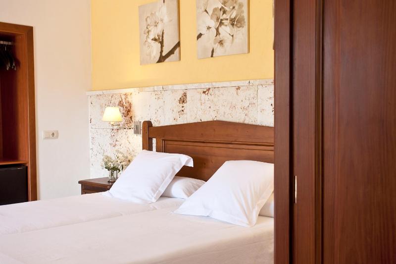 Double or Twin Room image 3