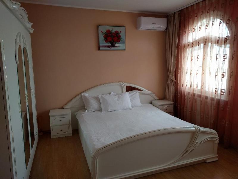 Deluxe King Room image 1