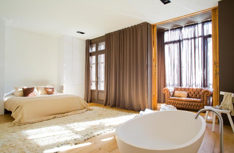 Deluxe Two-Bedroom Apartment with Terrace image 4