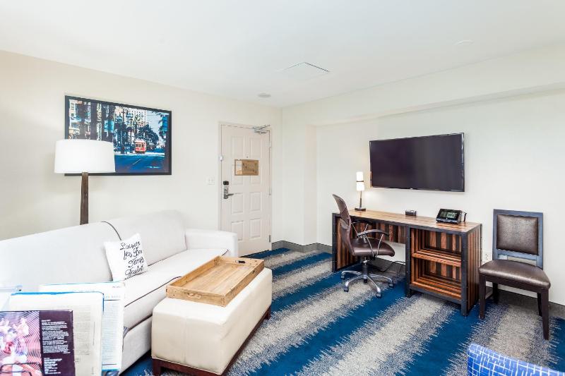 Deluxe Suite image 4