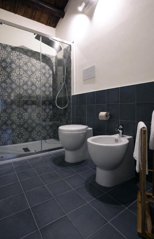 Double Room with Spa Bath image 3