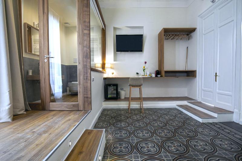 Junior Suite with Spa Bath image 4