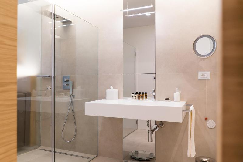  Deluxe Room with Sea View image 3