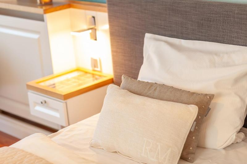 Junior Suite with Balcony image 3