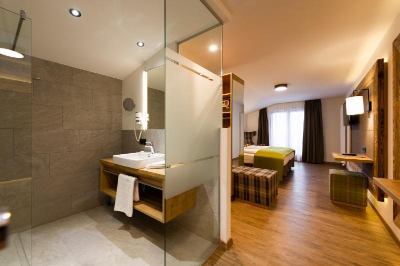 Double Room Alpine with Balcony and Mountain View image 4