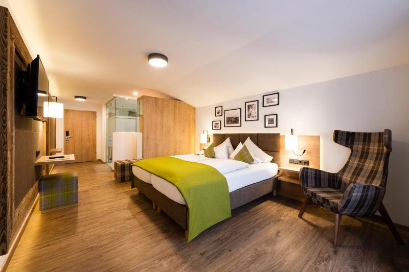 Double Room Alpine with Balcony and Mountain View image 3