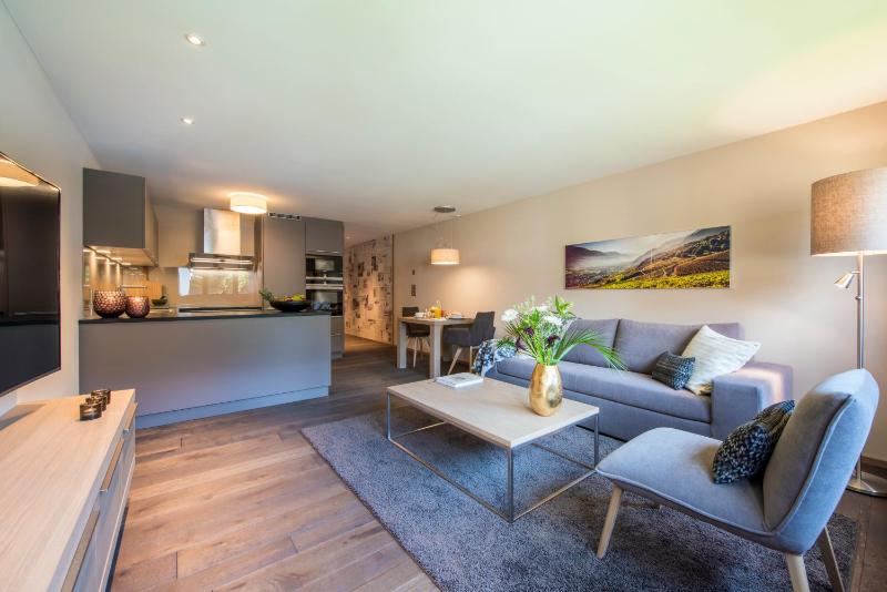 One-Bedroom Apartment image 4
