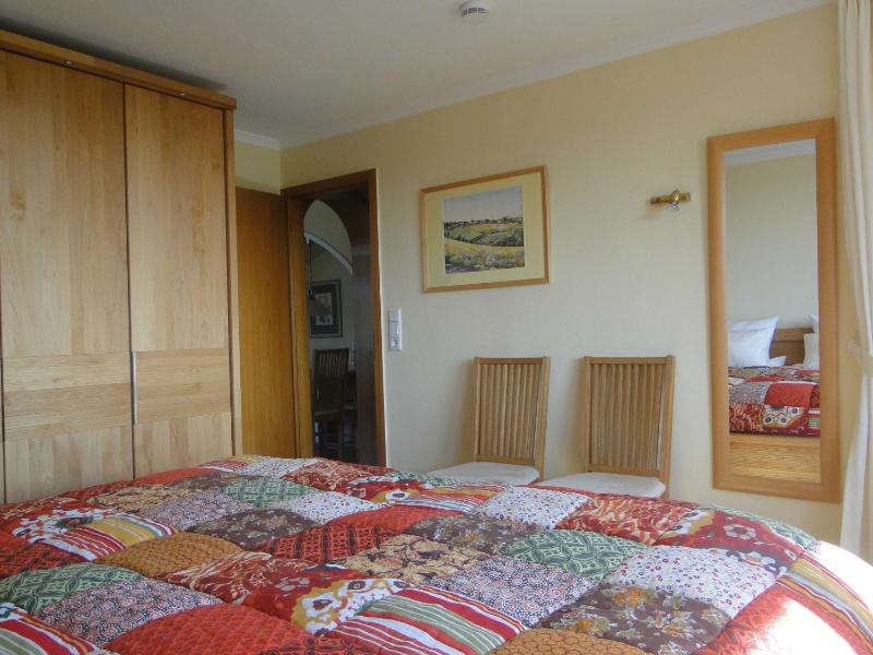 One-Bedroom Apartment with Shower image 4