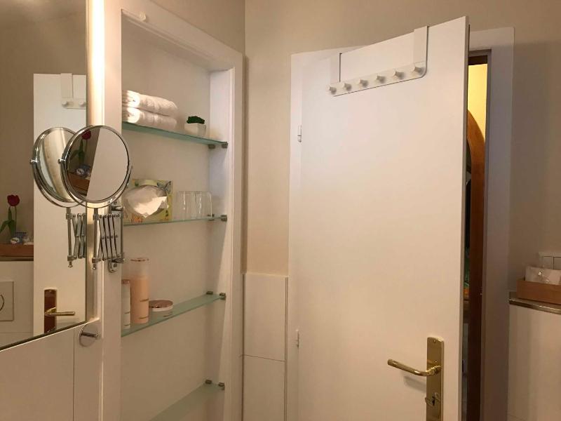 One-Bedroom Apartment with Shower image 2