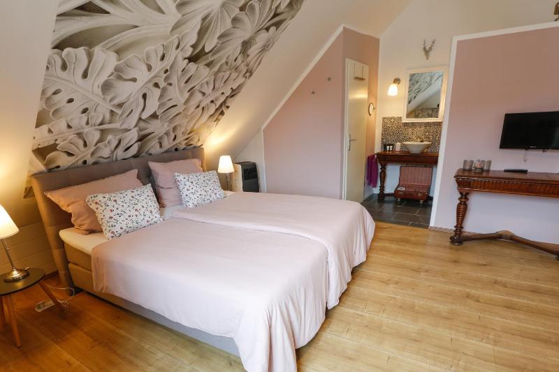 Deluxe Double Room with Extra Bed image 1
