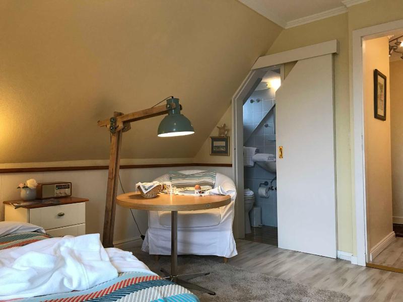 Single Room with Shower image 3