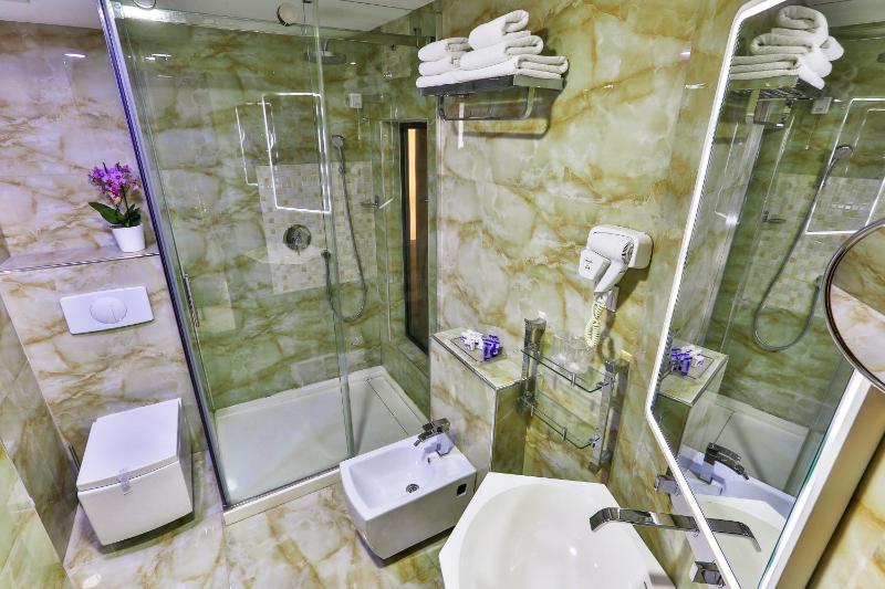Superior Double Room with Partial Sea View image 4