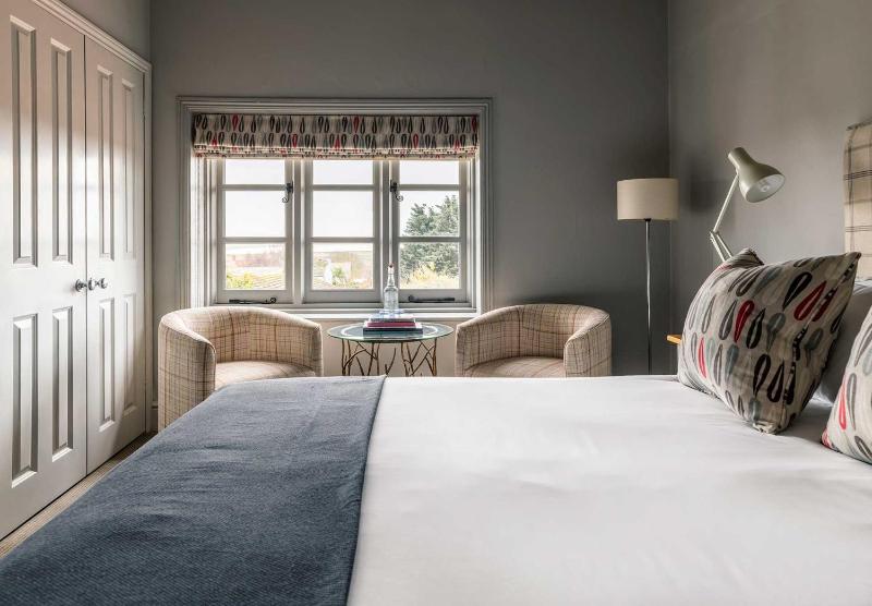 Superior King Room image 3