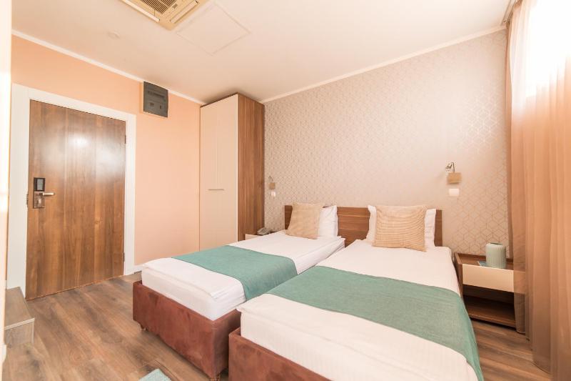 Standard Twin Room image 1