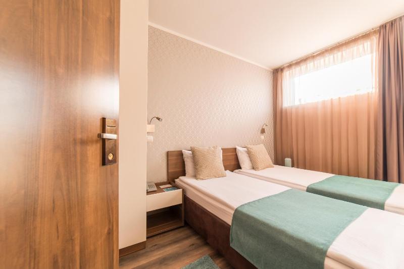 Standard Twin Room image 3