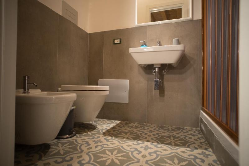 Basic Triple Room image 4