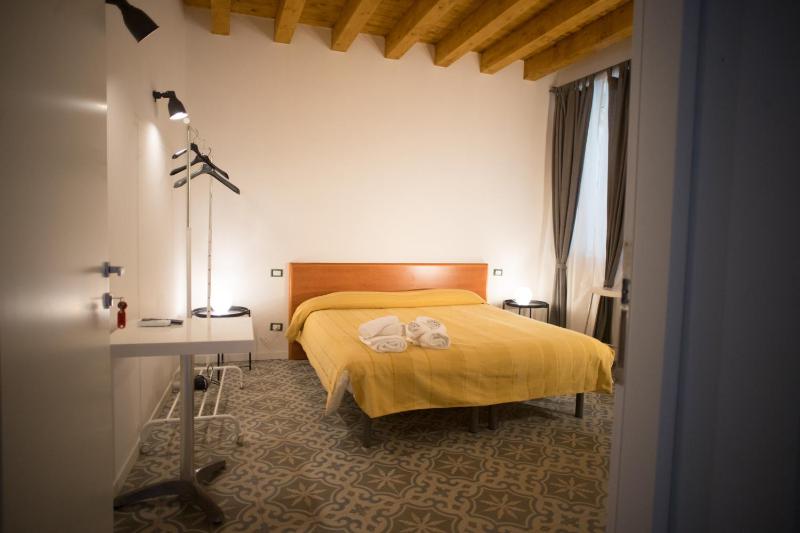 Single Room image 3