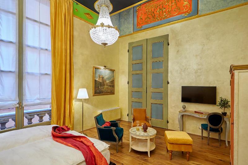 Deluxe King Room image 1
