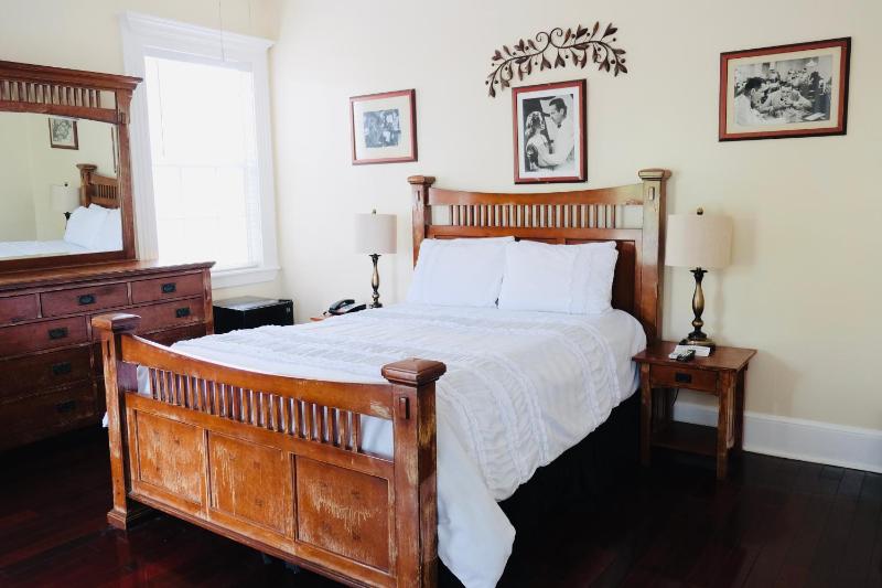 Queen Room image 4