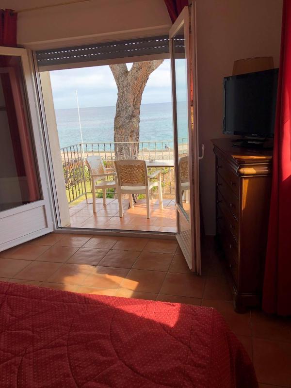 Deluxe Double Room with Sea View image 2