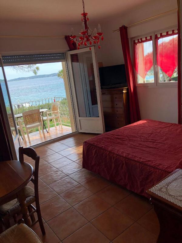 Deluxe Double Room with Sea View image 3