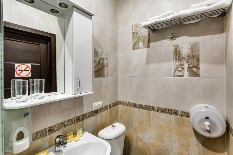 Standard Twin Room image 1