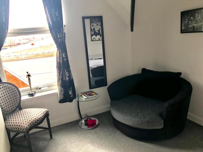 Single Room image 3