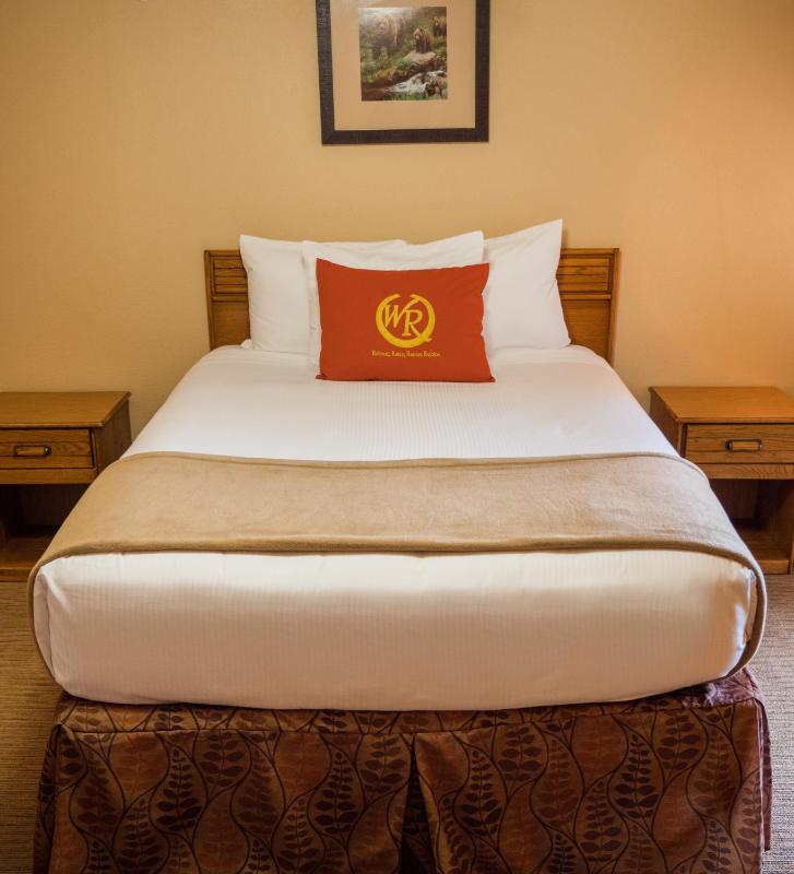 Queen Poolside Guestroom image 1
