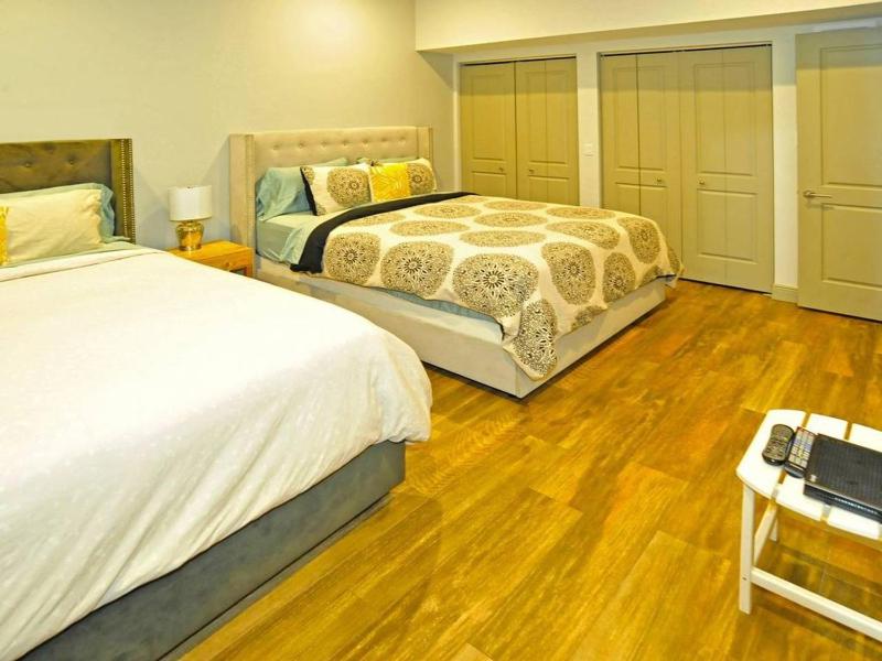 Six-Bedroom Villa  image 4