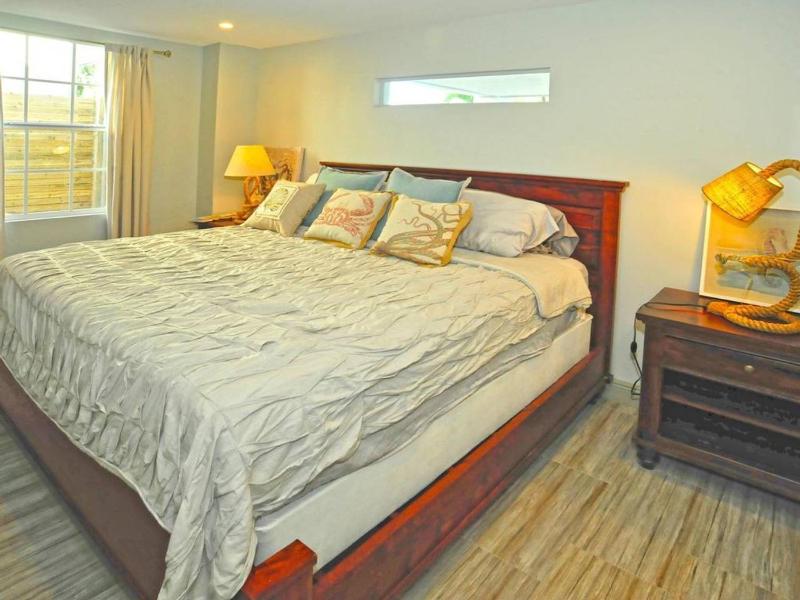 Six-Bedroom Villa  image 3