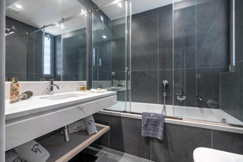 Standard Double or Twin Room with Balcony image 4