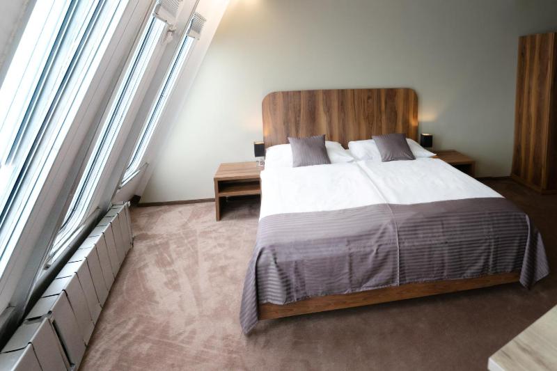 Economy Double Room with Shared Bathroom image 3