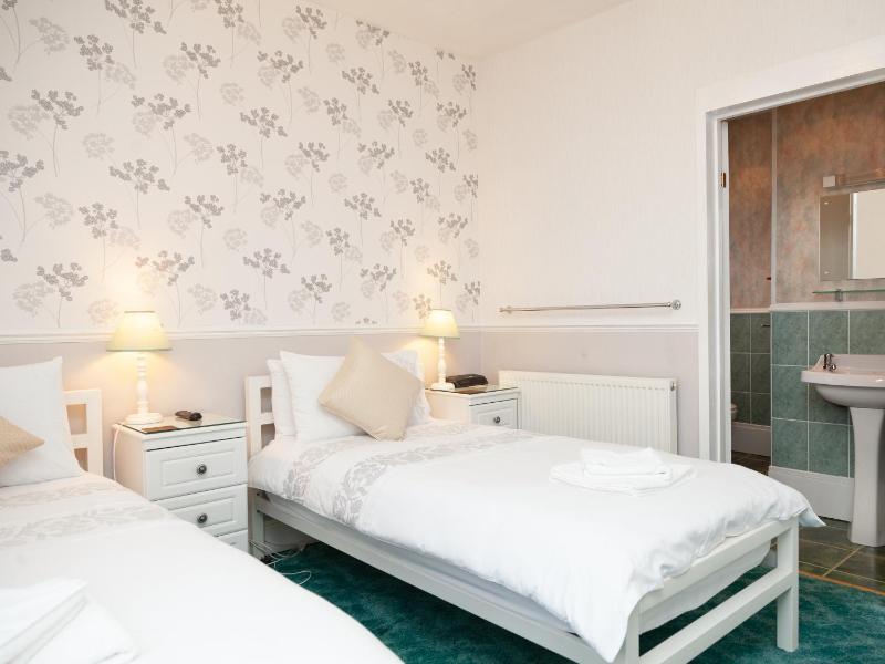 Standard Twin Room image 4