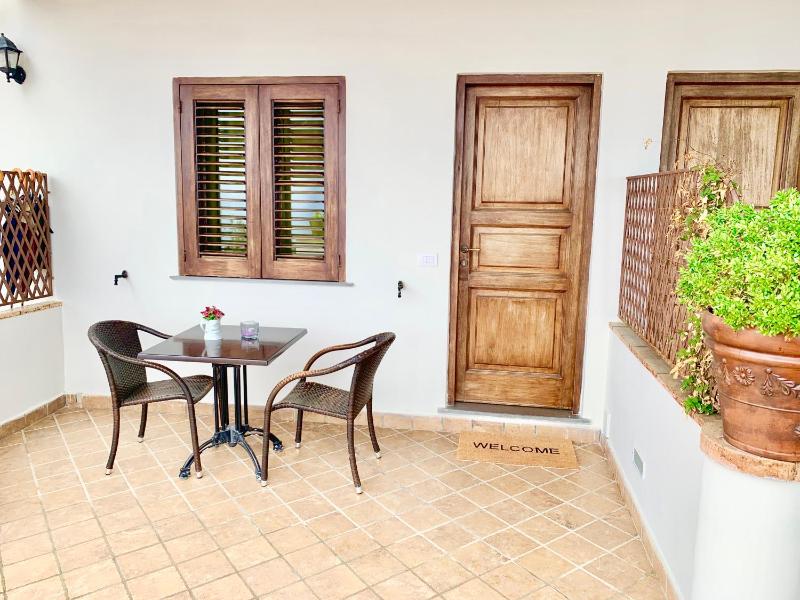 Deluxe Double Room with Balcony and Sea View image 2