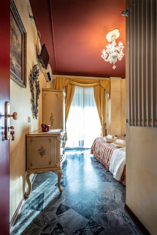 Double Room with Shared Bathroom image 3