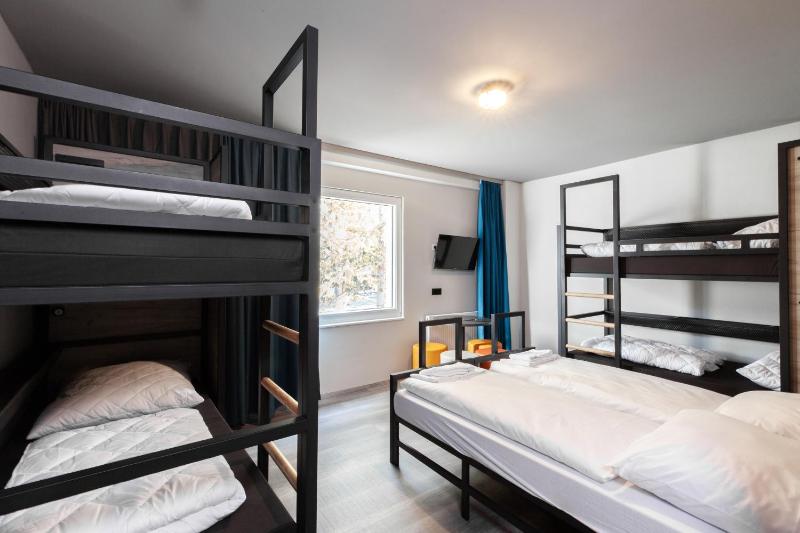 Six-Bed Room image 3