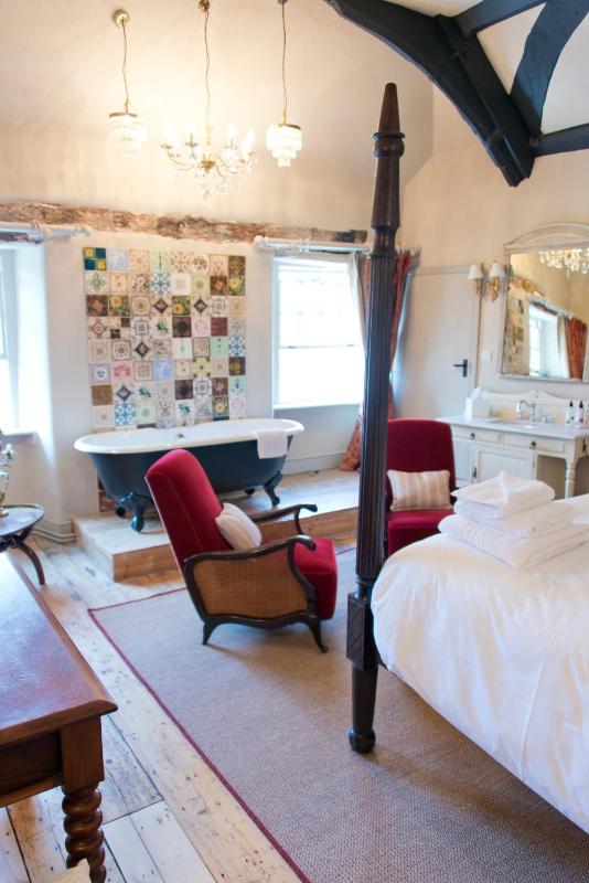 Superior Double Room with Four Poster Bed image 3
