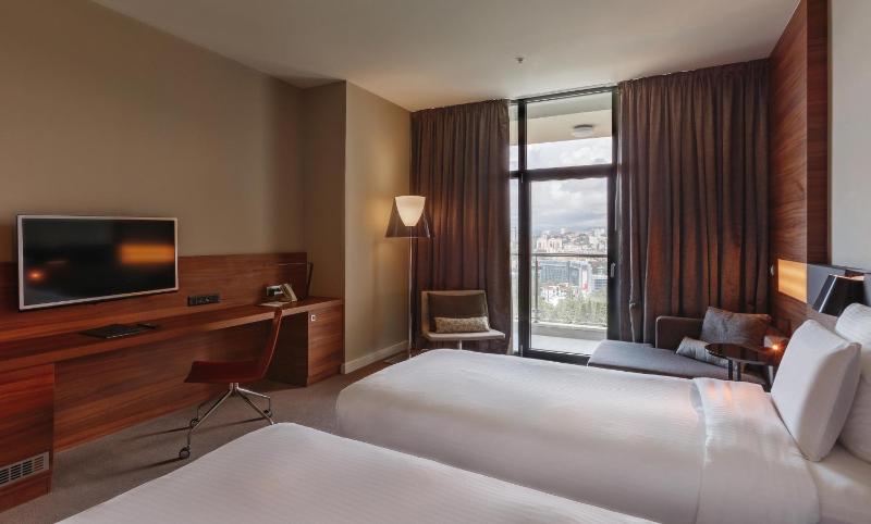 Superior Twin Room with City View image 2