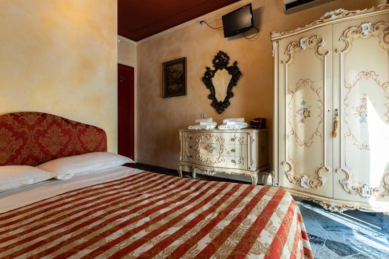Double Room with Shared Bathroom image 4