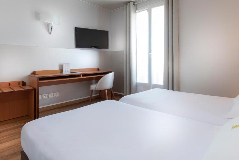 Parisian twin room image 4