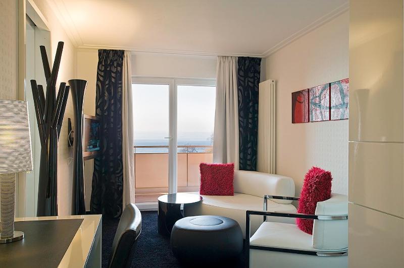 Suite Black&White with Lake and Mountain View image 1