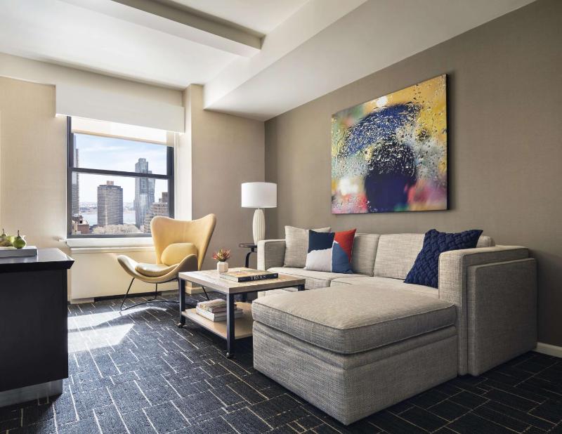 Deluxe One-Bedroom Suite image 3