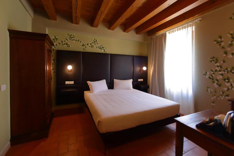 Deluxe Double Room image 3