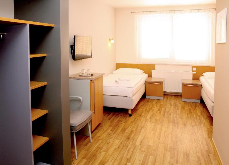Twin Room image 3