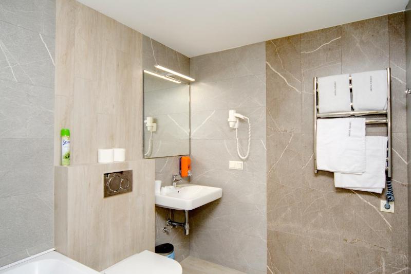 Studio Apartment with Jacuzzi image 3