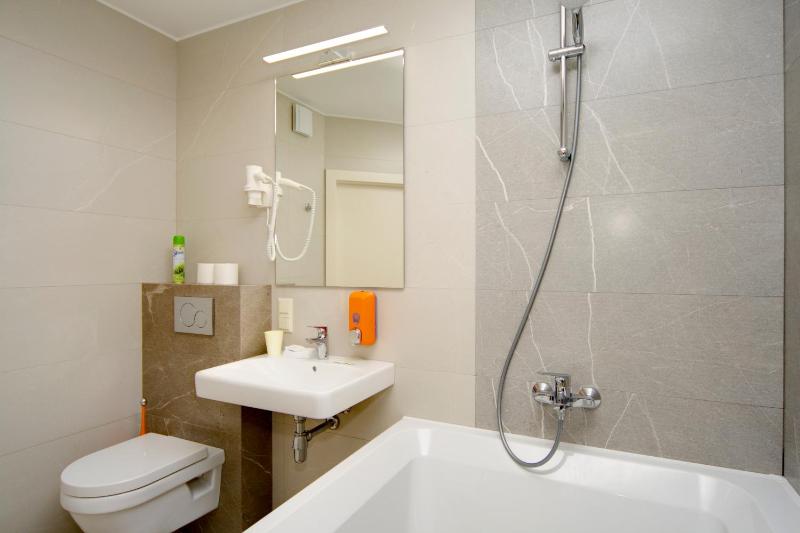 Studio Apartment with Jacuzzi image 4