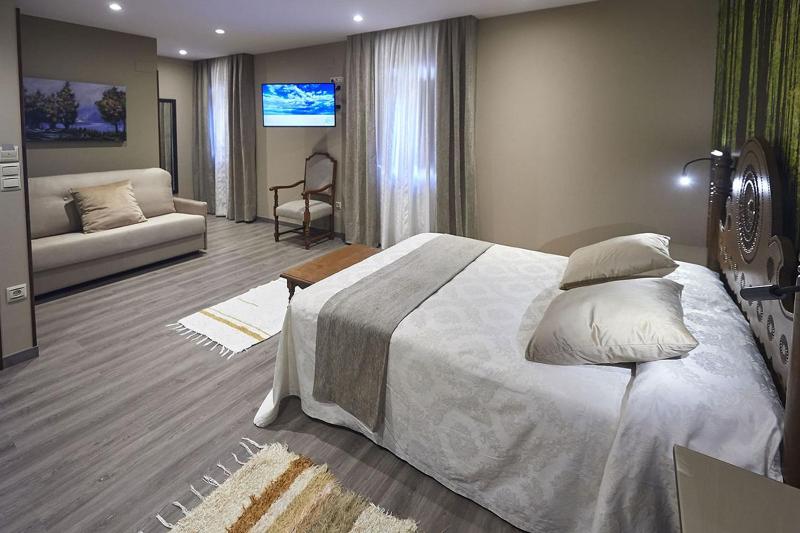 Family Room (2 Adults + 2 Children) image 2